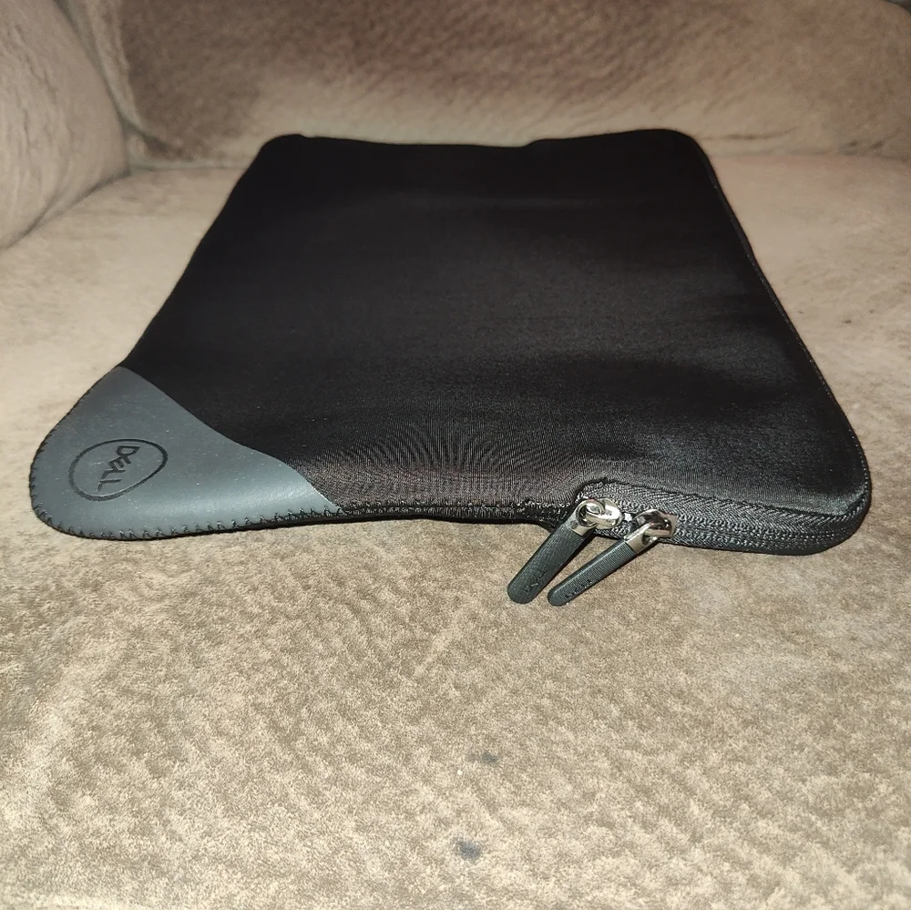 Dell Essential Carrying Case (Sleeve) - ES-SV-15-20 for 15